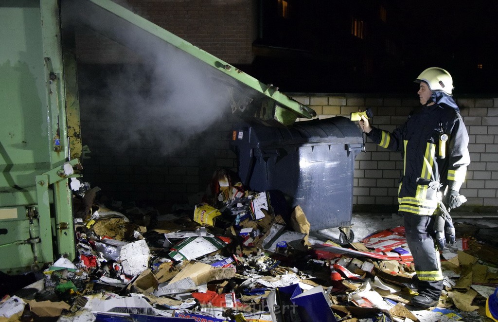 Feuer Papp Presscontainer Koeln Hoehenberg Bochumerstr P403.JPG - Miklos Laubert